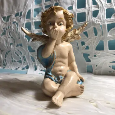L'Ange au baiser dans sa version bleue, même pose, drapé bleu aux bords dorés