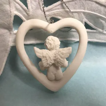 Dos de l'ange au cœur à suspendre, ailes et boucles en résine blanche