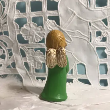 Dos du choriste vert printemps : cheveux blonds en mèches, ailes dorées repliées