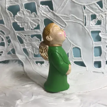 Le choriste blond en robe vert printemps de profil, tête levée et petite aile dorée