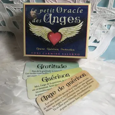 Boîte du Petit Oracle des Anges et trois cartes : Gratitude, Guérison, Ange de guérison