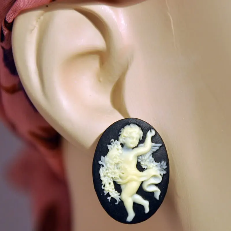 Clip d'oreille camée noir porté par un mannequin, vu de profil