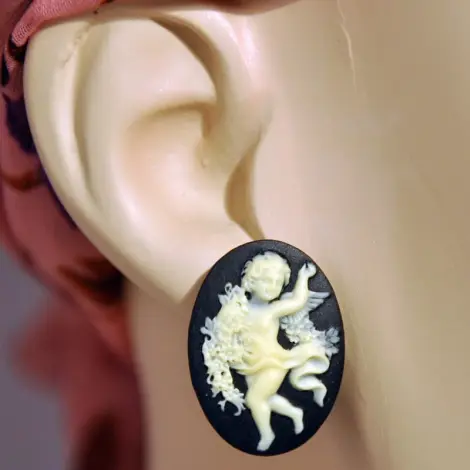 Clip d'oreille camée noir porté par un mannequin, vu de profil