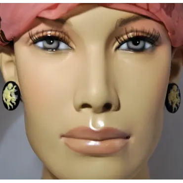 Mannequin de face avec la paire de clips d'oreilles camée noirs