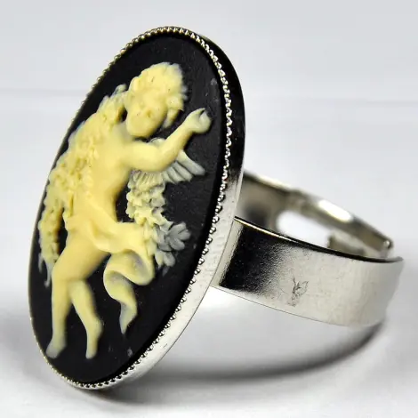 Bague camée « La Danse » noire de trois quarts : serti crénelé et anneau argenté