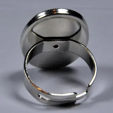 Dos de la bague camée petit modèle : fond du serti et anneau argenté ouvert