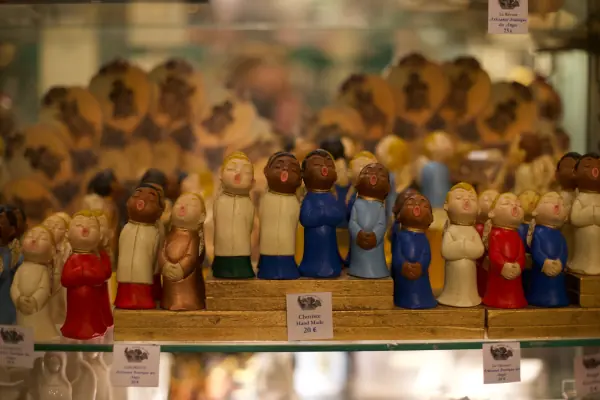 Des choristes peints à la main sur une étagère du Magasin
