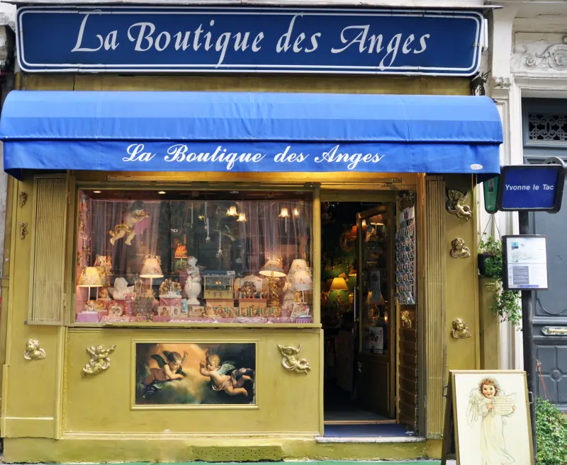 La façade de La Boutique des Anges, 2 rue Yvonne Le Tac à Montmartre